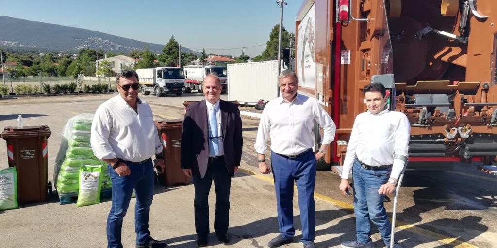 Δήμος Διονύσου: Ένα Απορριμματοφόρο σύγχρονης τεχνολογίας και 150 κάδους βιοαποβλήτων και ανακύκλωσης παρέδωσε η Περιφέρεια Αττικής