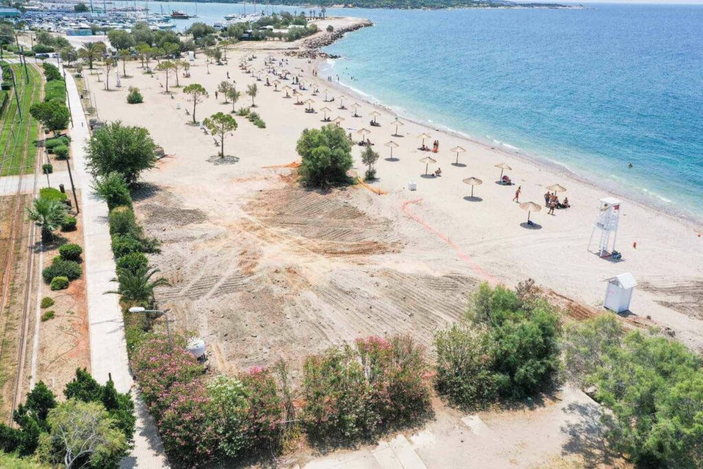 Γκρεμίστηκε το παλαιό Sirocco στην παραλία της Γλυφάδας