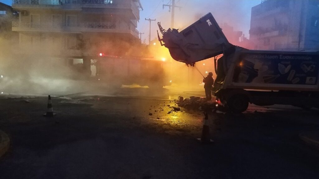 Φωτιά σε απορριμματοφόρο του Δήμου Χαλανδρίου από ανάφλεξη υλικών σε κάδο  ανακύκλωσης