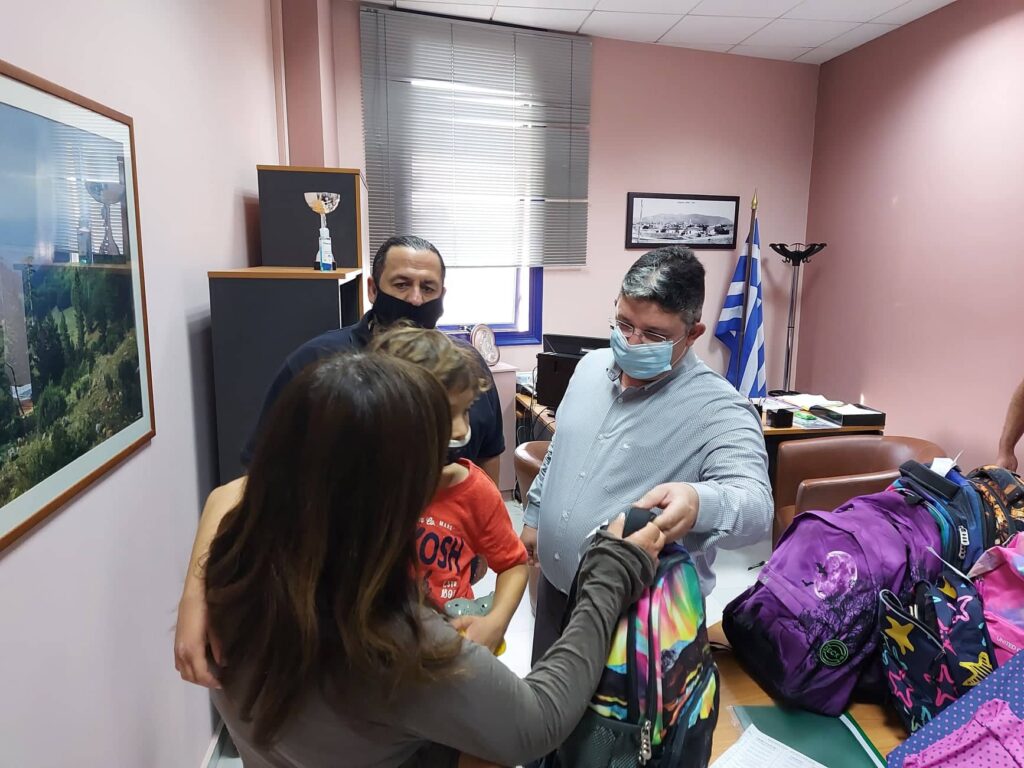 Δήμος Αχαρνών-Διανομή σχολικών ειδών σε ευάλωτους πολίτες