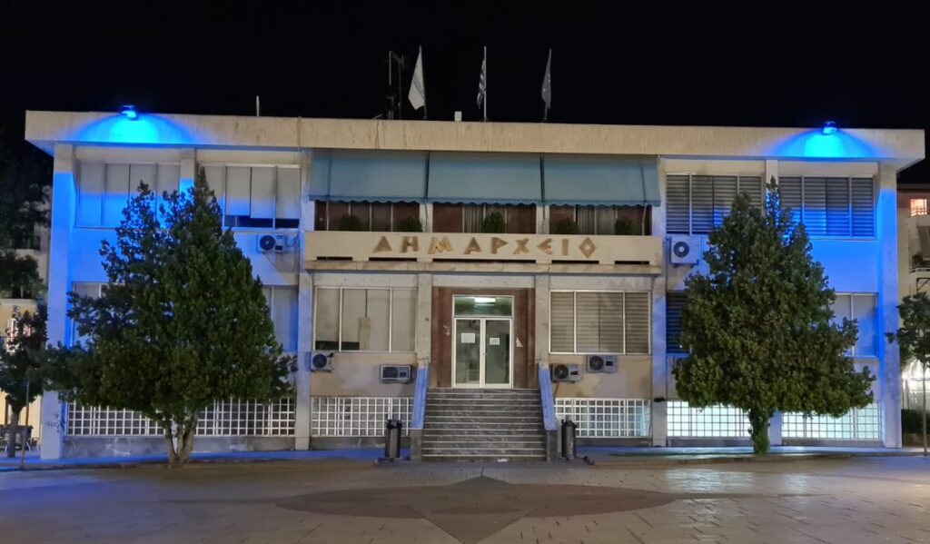 ΦΩΤΙΣΜΕΝΟ ΜΠΛΕ ΤΟ ΔΗΜΑΡΧΕΙΟ ΑΣΠΡΟΠΥΡΓΟΥ ΓΙΑ ΤΗΝ ΗΜΕΡΑ ΗΝΩΜΕΝΩΝ ΕΘΝΩΝ