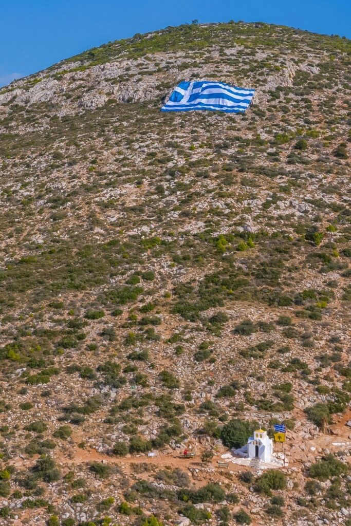 Ελληνική σημαία 800 τετραγωνικών στη Γλυφάδα μας !