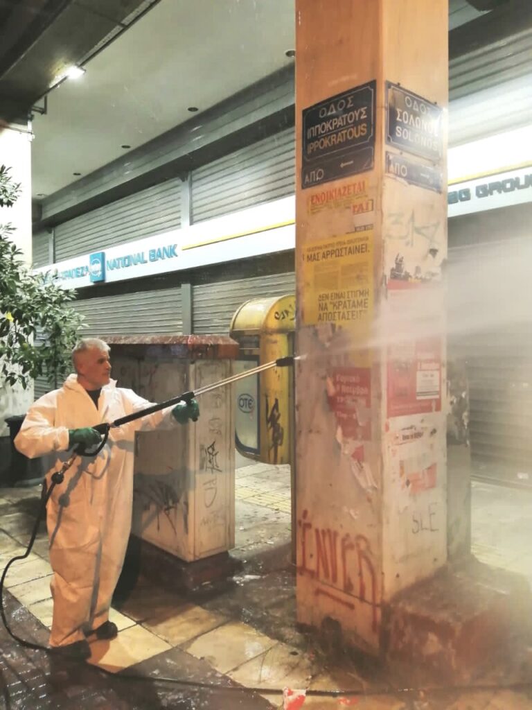 Αφαιρέθηκαν χιλιάδες αφίσες στο κέντρο της πόλης από τον Δήμο Αθηναίων