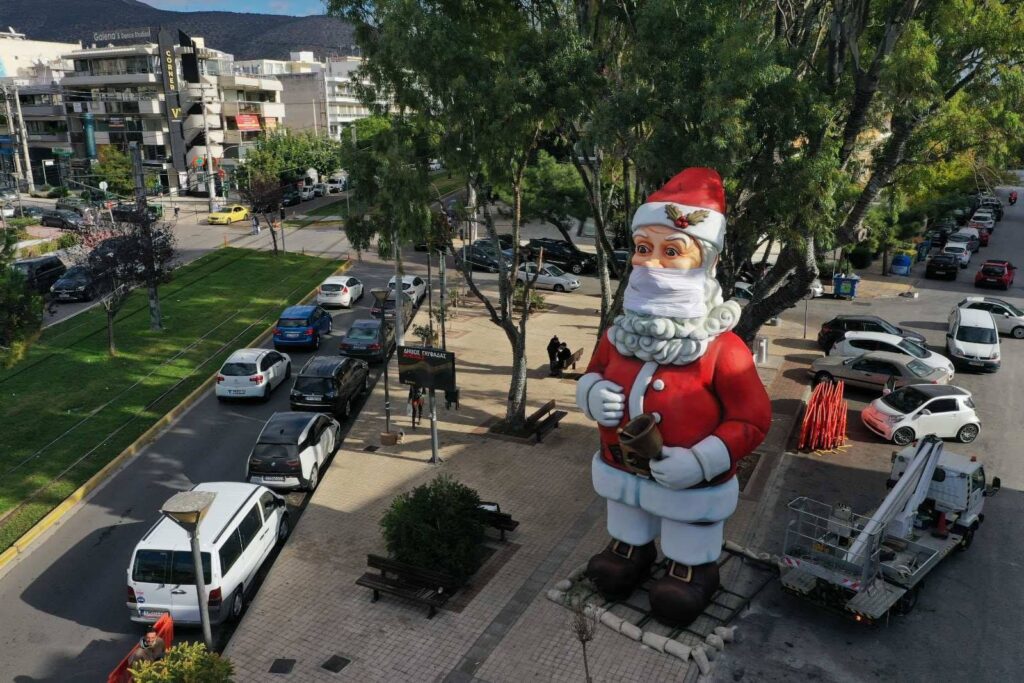 Άγιος Βασίλης 10 μέτρων με μάσκα στην πλατεία Γλυφάδας !