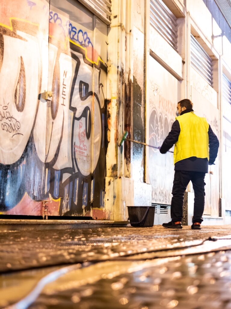 Αντιγκράφιτι παρέμβαση στην Ερμού