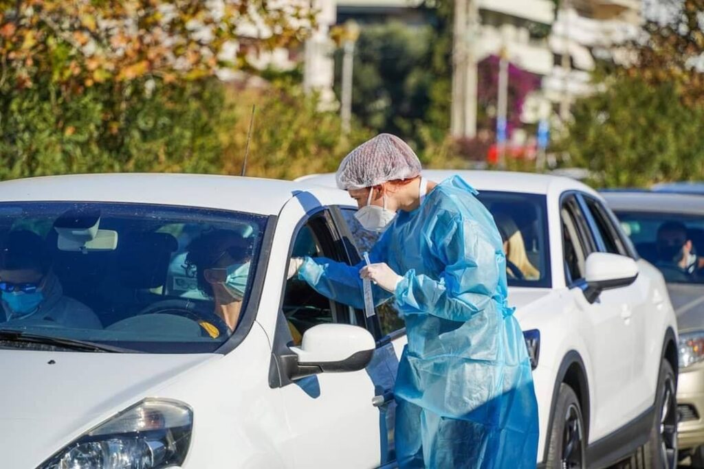 Τα σχολεία στη Γλυφάδα ανοίγουν με τεστ για τους εκπαιδευτικούς.