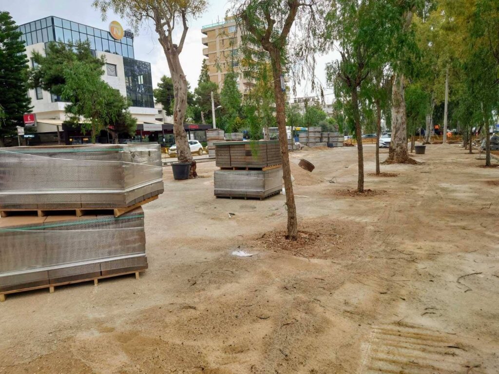 Η Γλυφάδα ομορφαίνει με εκατοντάδες νέα δέντρα