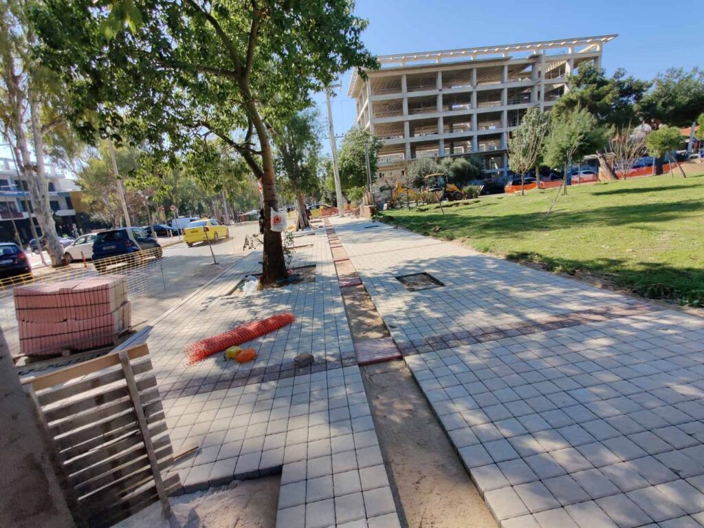 Καινούργια πεζοδρόμια και νέες ασφαλτοστρώσεις στη Γλυφάδα
