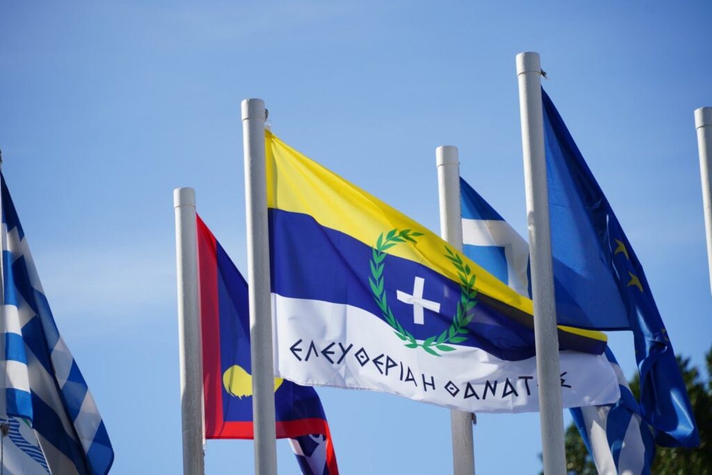 Τα λάβαρα της Επανάστασης του 1821 κυματίζουν στη Γλυφάδα