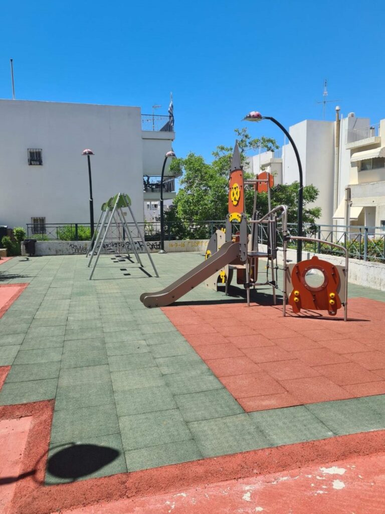 Δήμος Βύρωνα: Ανακαινίστηκε πλήρως, πιστοποιήθηκε και επαναλειτουργεί η παιδική χαρά στην οδό Κάλβου