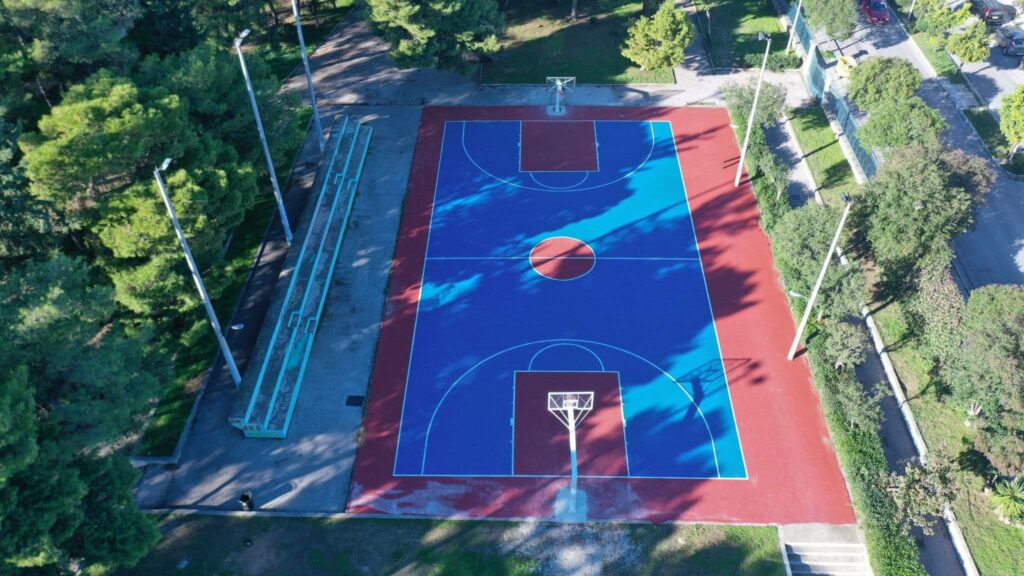 Δήμος Αιγάλεω: Ανακαίνιση ανοικτού γηπέδου μπάσκετ στο άλσος Λοιμωδών