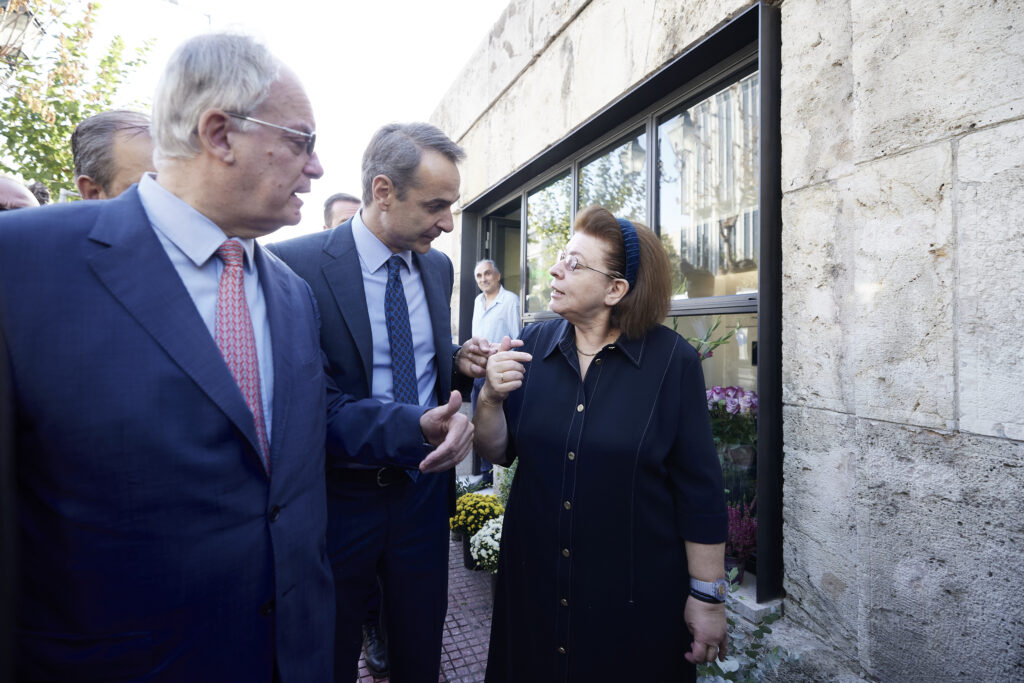 Εγκαίνια Ανθοπωλείων Βουλής: Ο πρωθυπουργός επισκέφθηκε τους ανακαινισμένους χώρους