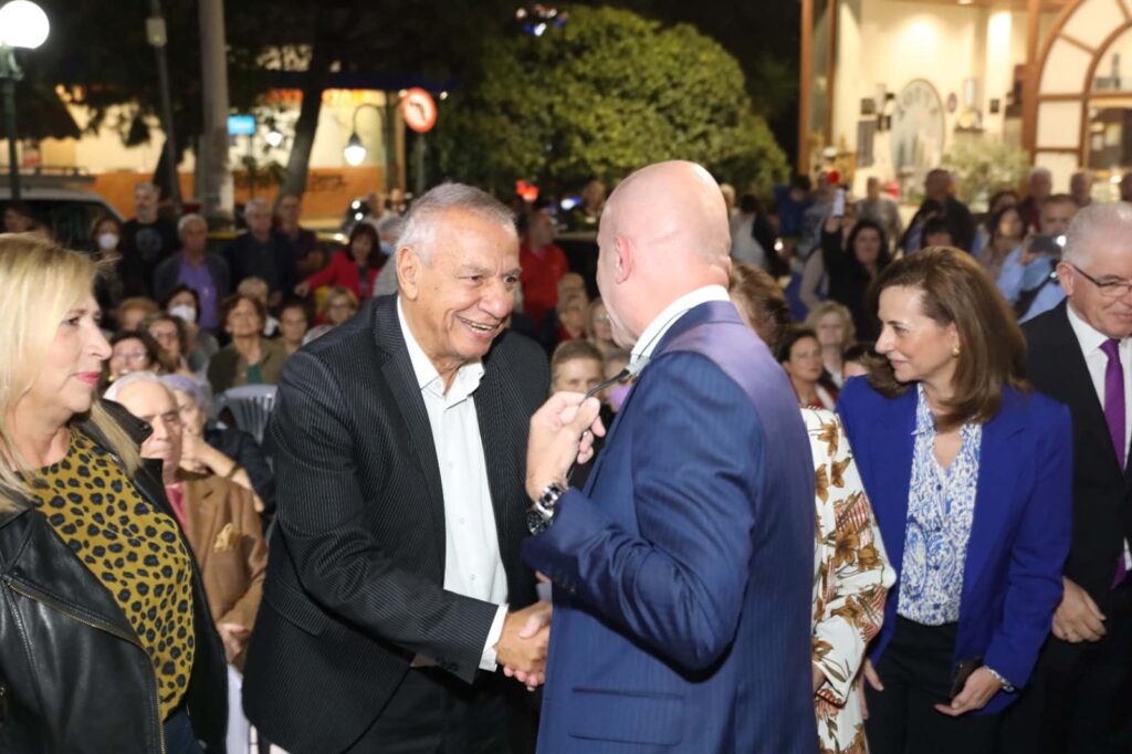 ΛΥΚΟΒΡΥΣΗ ΠΕΥΚΗ ΜΑΖΙ:Βούλιαξε η πλατεία στην προεκλογική ομιλία του υποψηφίου Δημάρχου Γρήγορη Λέων  