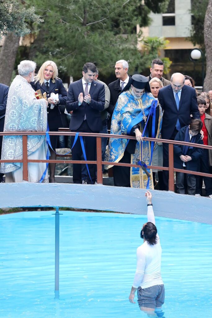 Θεοφάνεια στην Κηφισιά: Ο Tίμιος Σταυρός στα χέρια Παραολυμπιονίκη