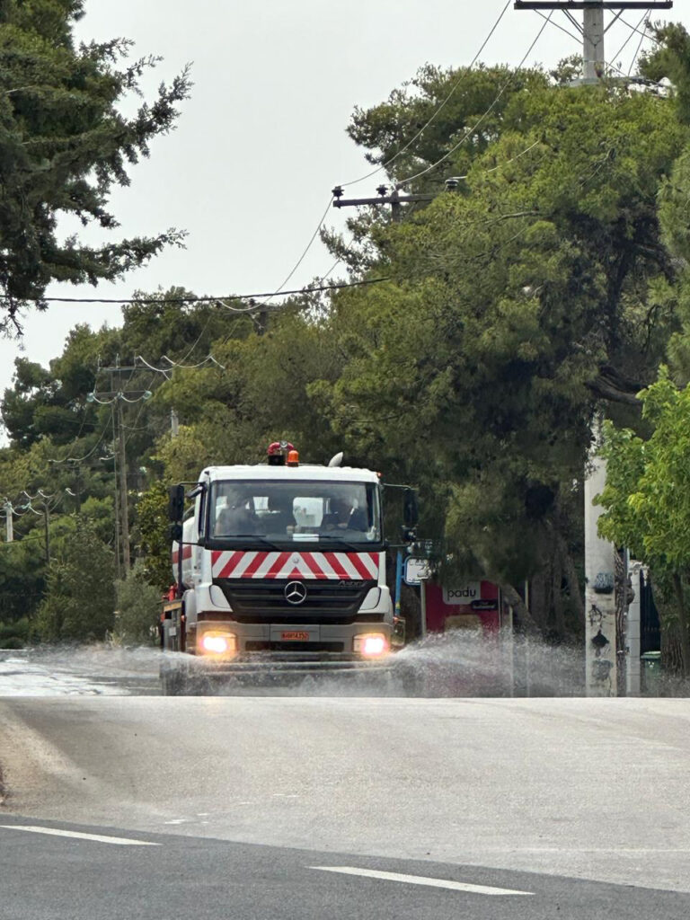 Πλύσιμο αύλειων χώρων στα σχολεία και των κύριων οδών του οδικού δικτύου στην Κάτω Κηφισιά, Νέα Κηφισιά και Αδάμες