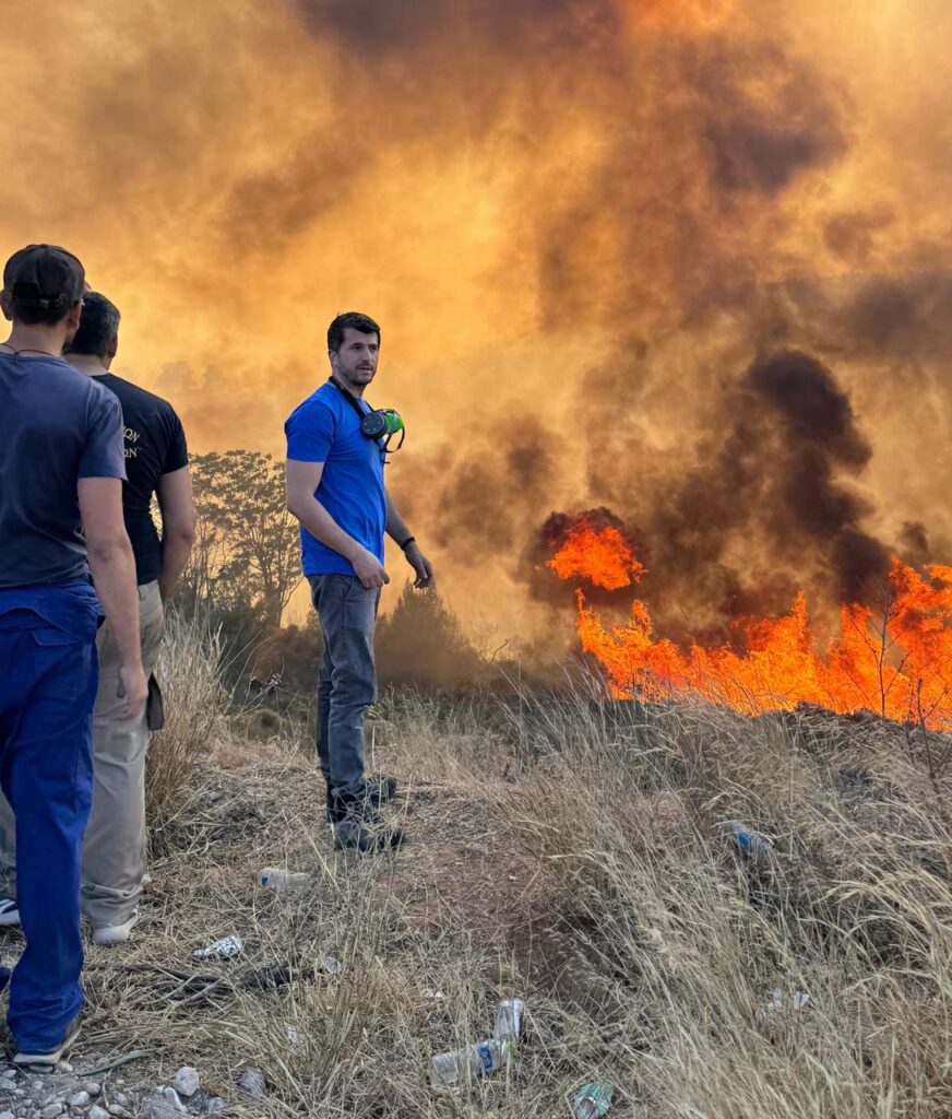 Σε εξέλιξη η πυρκαγιά στη Σταμάτα – Αναζωπύρωση στη πυρκαγιά στη Κερατέα