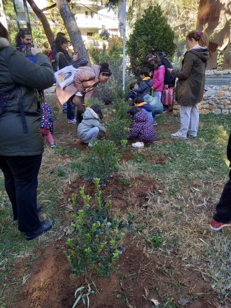 Δήμος Χαλανδρίου: Τα παιδιά πρασίνισαν τον Συνοικισμό με 100 νέα δέντρα και φυτά