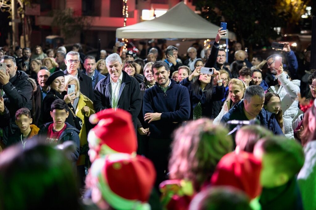 Δήμος Κηφισιάς: Άναψαν τα φώτα του Χριστουγεννιάτικου Δέντρου της Ν. Ερυθραίας