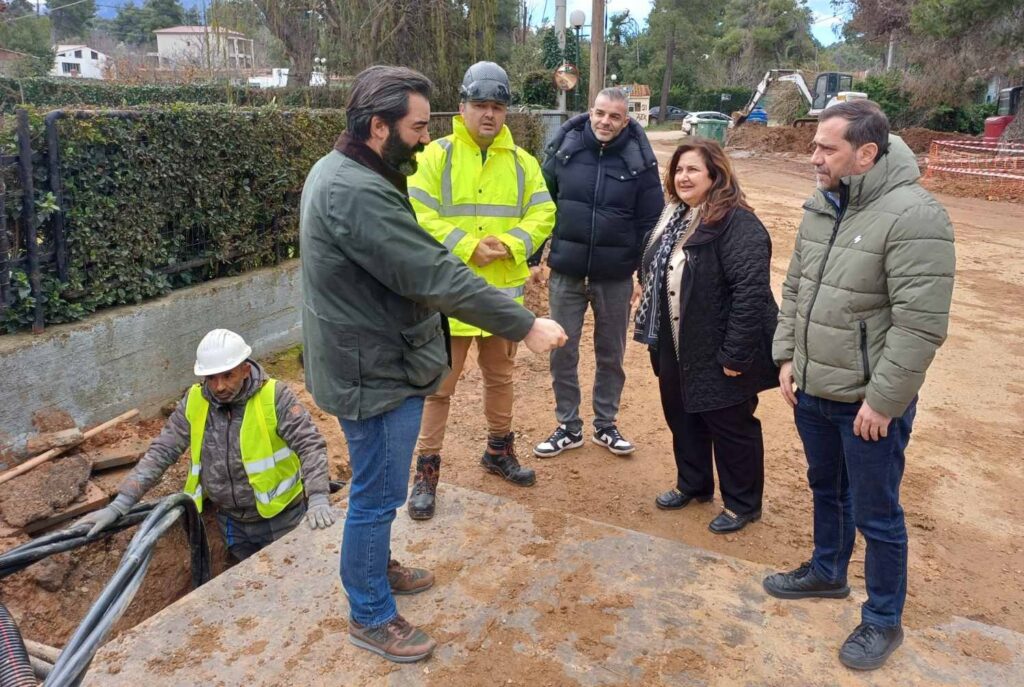 Δήμος Διονύσου: Τέθηκαν σε λειτουργία 19 νέοι υπόγειοι κάδοι συλλογής απορριμμάτων – Ενισχύονται τα δρομολόγια