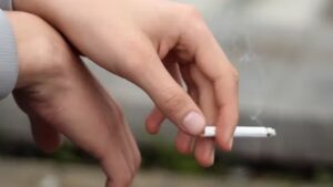 Βρετανία: Εγκρίθηκε το νομοσχέδιο που απαγορεύει την πώληση τσιγάρων σε όσους γεννήθηκαν μετά το 2008