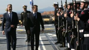 Στη φρεγάτα «Κίμων» ο πρωθυπουργός με τον Πρόεδρο της Γαλλίας (βίντεο)