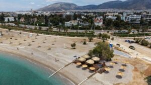 Οι παραλίες της Αττικής γίνονται η χαρά του κόσμου