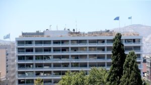 H Ευρωπαϊκή Επιτροπή αφαιρεί την Ελλάδα από τη λίστα χωρών με Mακροοικονομικές Aνισορροπίες