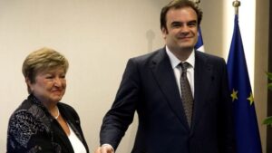 Συνάντηση του Κυρ. Πιερρακάκη με τη γενική διευθύντρια του ΔΝΤ, στις Βρυξέλλες- Κρ. Γκεοργκίεβα: «Θεαματική πρόοδος της ελληνικής οικονομίας»