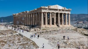 «Το δυτικό αέτωμα του Παρθενώνα συμπληρώνεται έπειτα από 220 χρόνια – Τα ικριώματα απομακρύνθηκαν οριστικά από τη δυτική όψη»