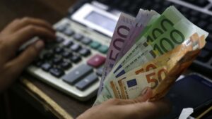 Τα επτά μέτρα άμεσης εφαρμογής για την στήριξη των πολιτών – Από τα 150 ευρώ για κάθε παιδί έως τις 72 δόσεις