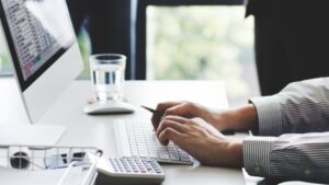 Παρεμβάσεις για την ακρίβεια, ανάσες για οφειλέτες και μειώσεις φόρων