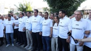 Ανθρώπινη αλυσίδα από στελέχη και μέλη της ΝΔ και της ΟΝΝΕΔ για το θάνατο της Βάγιας Νέστορα