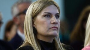 Aπειλητικά μηνύματα έξω από την οικεία και το γραφείο της Σέβης Βολουδάκη στα Χανιά – «Δεν φοβάμαι, δεν εκβιάζομαι, δεν κάνω πίσω» δηλώνει η υφυπουργός