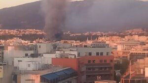 Πυρκαγιά στο παλιό κτίριο του θεάτρου Μπάντμιντον – Μήνυμα του 112 λόγω των καπνών