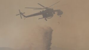 Σύγκρουση πυροσβεστικών ελικοπτέρων στην Ψάθα: Δύο ελαφρά τραυματίες και δύο χωρίς τις αισθήσεις τους