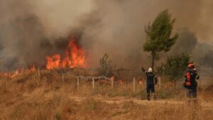 Μαίνονται τα πύρινα μέτωπα στη Δυτική Αττική