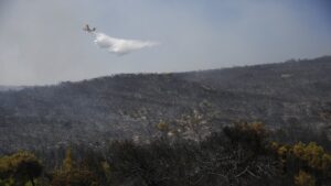 Σε Κανδήλι και Ψάθα η μεγάλη μάχη με την πυρκαγιά στη Δυτική Αττική