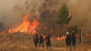 Συνεχίζεται η μάχη με τις φλόγες στη Δυτική Αττική