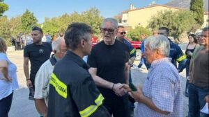 Επίσκεψη του Ευ. Τουρνά στο Πόρτο Γερμενό – Ξεκίνησαν οι αυτοψίες στις πληγείσες περιοχές της πυρκαγιάς της Δυτικής Αττικής
