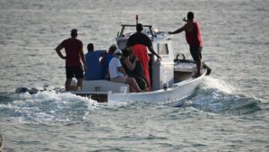 Λεωφορεία των ΚΤΕΛ αναμένουν στο λιμάνι για να μεταφέρουν σε ξενοδοχεία 196 άτομα που απεγκλωβίστηκαν από τη Σίβηρη