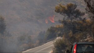 Σαλαμίνα: Δύο νεκροί και 90 απεγκλωβισμοί από θαλάσσης – Δύο τα μέτωπα της πυρκαγιάς