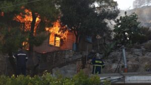 Σαλαμίνα: Από οικόπεδο με σκουπίδια ξεκίνησε η πυρκαγιά στην περιοχή Περιστέρια – 2 νεκροί, 9 τραυματίες