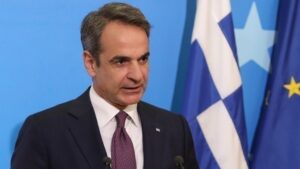 Η μείωση του δημόσιου χρέους είναι εθνικό καθήκον, τονίζει σε ανάρτησή του στο Facebook ο πρωθυπουργός Κυριάκος Μητσοτάκης, με αφορμή τη χθεσινή ανακοίνωση για την πρόωρη αποπληρωμή 13 δισ. ευρώ εντός του 2026.  «Γιατί όταν μία ολόκληρη χώρα χρωστά, τότε χρωστούν και οι πολίτες της. Κι όταν μία γενιά αδυνατεί να ξεπληρώσει τις οφειλές της, τότε το βάρος τους περνά στις πλάτες των παιδιών της. Ε, λοιπόν, αυτή η καταστροφική αλυσίδα ευθυνών τώρα σπάει. Η Ελλάδα, μειώνει, συνεχώς, το δημόσιο χρέος του παρελθόντος ταχύτερα από κάθε άλλη ευρωπαϊκή χώρα! Ενώ με τη χθεσινή ανακοίνωση της πρόωρης αποπληρωμής 13 δισ. μέσα στο 2026, αφήνει πίσω την αρνητική πρωτιά του πιο υπερχρεωμένου κράτους στην ήπειρό μας», τονίζει ο πρωθυπουργός.  Όπως σημειώνει ο Κυριάκος Μητσοτάκης, «γνωρίζω ότι η είδηση αυτή μπορεί να μην αποκτήσει μεγάλη δημοσιότητα ή να μην γίνεται πολύ εύκολα κατανοητή. Το περιεχόμενό της, ωστόσο, είναι ανεκτίμητο. Γιατί σημαίνει μεγαλύτερη δημοσιονομική ελευθερία για την Πολιτεία. Αλλά και λιγότερες επιβαρύνσεις για τους πολίτες -και κυρίως τους νέους μας. Γι’ αυτό και ο περιορισμός του χρέους υπήρξε μία από τις κεντρικές δεσμεύσεις που ανέλαβα και χαίρομαι που οι επίμονες προσπάθειες της κυβέρνησης και όλων των Ελλήνων την κάνουν, σήμερα, πραγματικότητα».  Σύμφωνα με τον πρωθυπουργό, «η χθεσινή εξέλιξη σηματοδοτεί την εκπλήρωση ενός βασικού στόχου και, μάλιστα, νωρίτερα από τον χρόνο που είχαμε θέσει. Έτσι, με ορίζοντα το 2031, το δημόσιο χρέος θα έχει μειωθεί κάτω από 110%, καθώς από το 2021 μέχρι σήμερα έχει συρρικνωθεί κατά το 1/3. Γεγονός που μεταφράζεται σε πολύ μεγαλύτερη εθνική αξιοπιστία. Σε ευνοϊκότερους όρους για τον δανεισμό κράτους και επιχειρήσεων. Και, τελικά, σε περισσότερη ευημερία για όλους. Πρόκειται, συνεπώς, για μία εθνική επιτυχία πέρα και πάνω από την καθημερινή κομματική μιζέρια και μεμψιμοιρία».  «Συνιστά μια από τις πιο ουσιαστικές κατακτήσεις των Ελληνίδων και των Ελλήνων. Και είναι το αισιόδοξο μήνυμα που πλέον εκπέμπει μία δυναμική οικονομία, δίνοντας προοπτική και ελπίδα σε όλη την κοινωνία. Το είπαμε! Το κάνουμε! Και συνεχίζουμε!», καταλήγει στην ανάρτησή του ο Κυριάκος Μητσοτάκης.