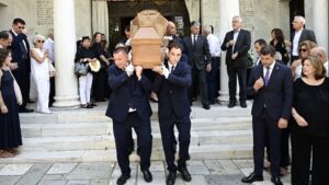 Συγγενείς, φίλοι και πολιτικοί αποχαιρέτησαν τον Στέφανο Μάνο στην Κηφισιά