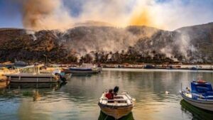 Επιχείρηση του Λιμενικού για απεγκλωβισμό αποκλεισμένων λόγω της πυρκαγιάς στην παραλία Θάνος – 59 άτομα μεταφέρονται με ναυαγοσωστικό στο λιμάνι της Μύρινας