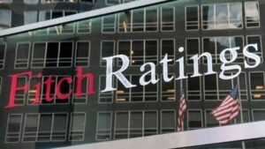 Fitch: Η ταχεία μείωση του δημόσιου χρέους ήταν ο καταλύτης για τις τρεις αναβαθμίσεις της ελληνικής οικονομίας από το 2022