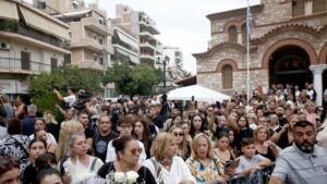 Ξεκίνησε με την άφιξη της σορού στον ΙΝ Αγίας Τριάδας η λαϊκή αγρύπνια για τον Γ. Μαζωνάκη