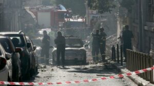 Έκρηξη στην Πλάκα: Ολονύχτια επιχείρηση για τον εντοπισμό έξι αγνοουμένων
