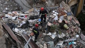 Έξι νεκροί ανασύρθηκαν από τα ερείπια του κτιρίου στην Πλάκα – Ερευνώνται τα αίτια της έκρηξης