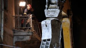 Έκρηξη στην Πλάκα: Ανασύρθηκε νεκρή γυναίκα – Συνεχίζονται οι έρευνες για τους υπόλοιπους αγνοούμενους